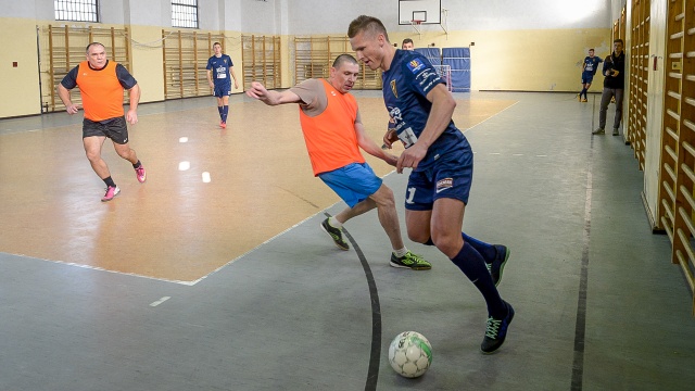 Piłkarze i kibice Pogoni, więźniowie oraz strażnicy z zakładu karnego w Goleniowie zmierzyli się w turnieju piłkarskim.