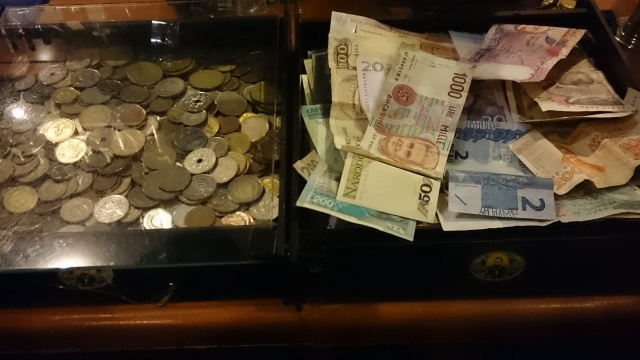 Prawdziwą galerię monet i banknotów z całego świata można zobaczyć w sklepie monopolowym w Szczecinie.