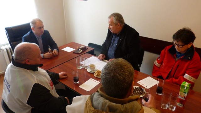 Spokojnie przebiegały spotkania działaczy Solidarności z zachodniopomorskimi parlamentarzystami. Związkowcy, którzy od poniedziałku odwiedzali biura posłów, domagają się m.in. wyjaśnienia sytuacji w spółce kolejowej Przewozy Regionalne i dokończenia drogi S3. Każdy z parlamentarzystów dostał petycję w tej sprawie.