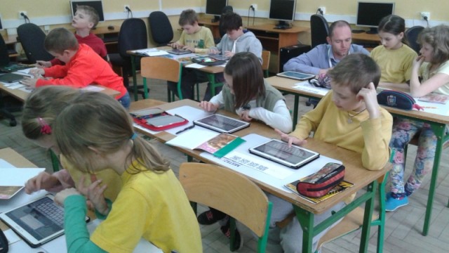 Uczniowie pięciu szkół w Szczecinie otrzymali tablety. Do jednej podstawówki, dwóch gimnazjów i dwóch liceów trafiło po 30 egzemplarzy nowoczesnego sprzętu, który ma być uzupełnieniem tradycyjnych podręczników.