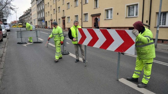 Drogowcy zamknęli w środę ulicę Warcisława w Szczecinie. To z powodu rozpoczynającego się remontu jezdni. Bariery stanęły około godziny 9:00.