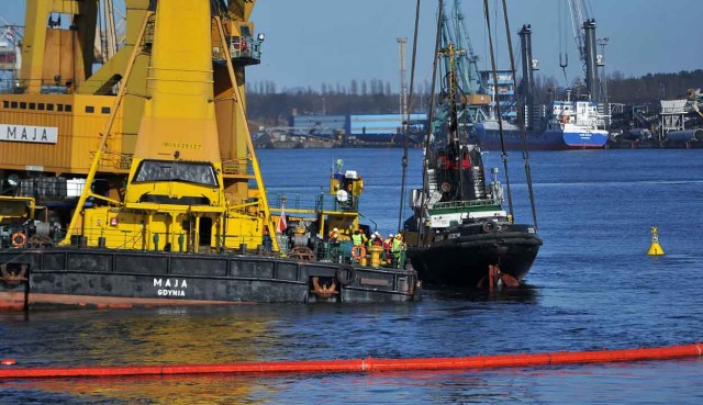 Pływający dźwig Maja wyciągnął na powierzchnię holownik, który zatonął trzy tygodnie temu w kanale portowym w Świnoujściu. To jednak nie koniec operacji.