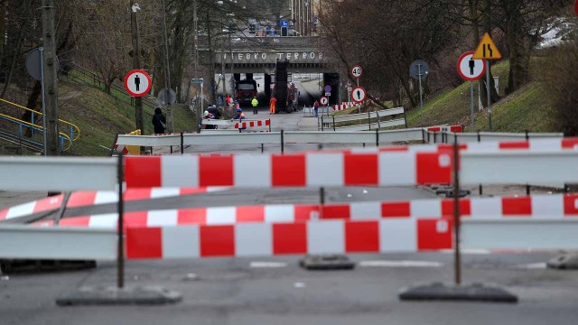 Coraz większe utrudnienia na Szczecińskim Niebuszewie. To w związku z zamknięciem ulicy Warcisława. W środę rozpoczął się jej remont.