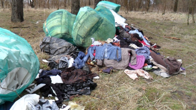 Całkiem nowe ubrania z metkami znaleziono na nielegalnym wysypisku przy ulicy Bukowskiej w Szczecinie.