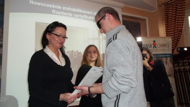 28 niewidomych i niedowidzących ze Szczecina wzięło udział w szkoleniu, podczas którego uczyli się m.in. korzystania z komputerów i samodzielnego poruszania się po miejscach publicznych. W czwartek odebrali certyfikaty, dzięki którym łatwiej będzie im np. znaleźć pracę.