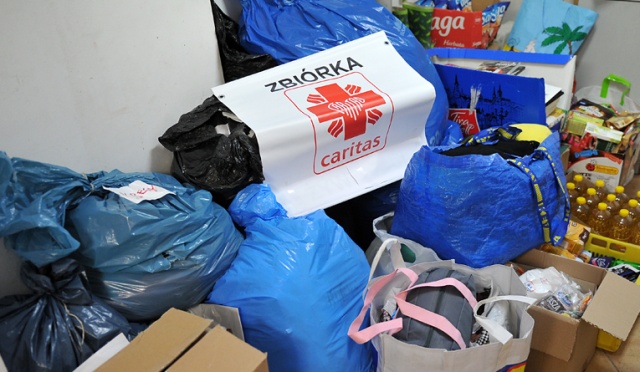 W supermarketach w całej Polsce wolontariusze z Caritas zbierają produkty z długim terminem ważności.