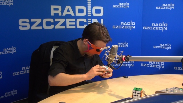 Pobił rekord świata w układaniu kostki Rubika i to z zawiązanymi oczami. I jakby tego było mało, Marcin Maskow-Kowalczyk ze Szczecina zrobił to po raz 13-sty - na ostatnich zawodach w Grudziądzu.