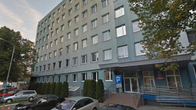 Z budynku Izby Skarbowej przy ul. Roosevelta w Szczecinie wypadło okno. Nikomu nic się nie stało. Jedno z zaparkowanych w pobliżu aut zostało uszkodzone.