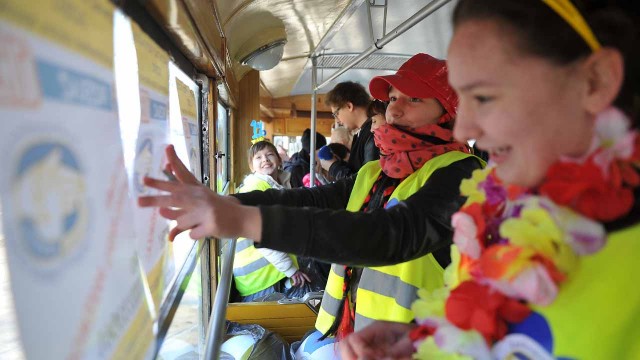 Jeździli zabytkowym tramwajem po Szczecinie i przypominali od oddaniu jednego procenta podatku. Wolontariusze zachęcali w piątek mieszkańców miasta do wsparcia organizacji pozarządowych.