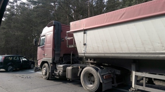 Karambol na trasie S3 pomiędzy węzłami drogowymi Rzęśnica i Dąbie. W piątek po godz. 14 zderzyło się tam sześć samochodów osobowych i ciężarówka.