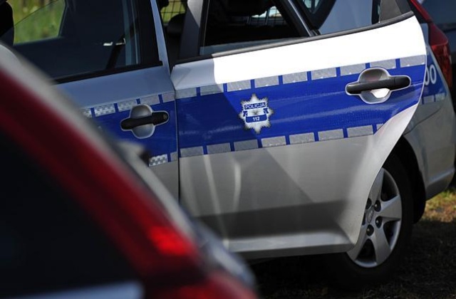 Dwa lata pozbawienia wolności za znęcanie się nad psem grożą 25-latkowi z Karlina. Policjanci zatrzymali mężczyznę po interwencji przechodniów.