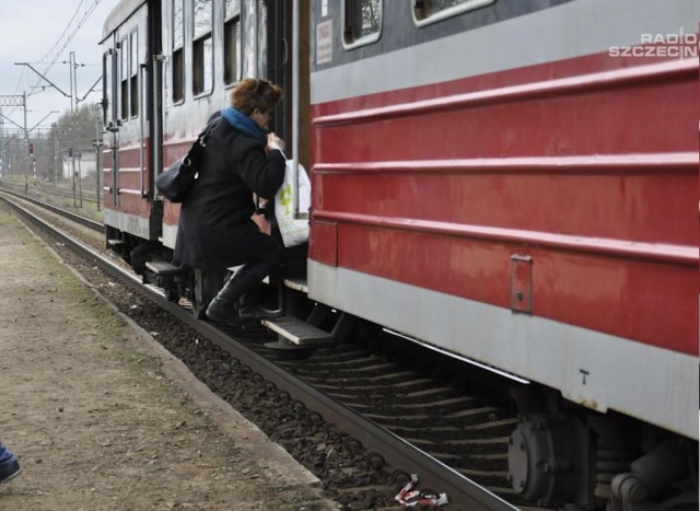 By wejść do pociągu przydałaby się drabina - mówią pasażerowie wdrapujący się do wagonów na Dworcu Szczecin Podjuchy.