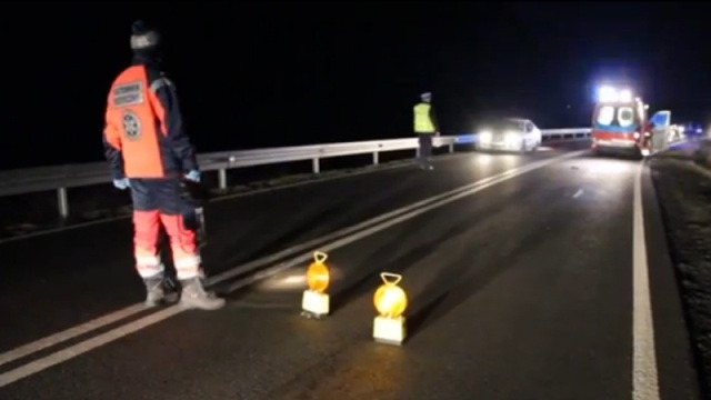 Pieszy zginął pod kołami samochodu. Do tragicznego wypadku doszło w sobotę po godz. 19 na drodze nr 20, w okolicy miejscowości Jeleniewo.