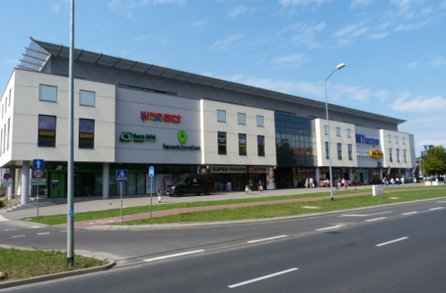 Galeria Nowy Turzyn, która powstała cztery lata temu w miejscu targowiska w Szczecinie idzie pod młotek. Nowy właściciel i zarząd chcą jednak, aby kupcy podpisali aneksy do umów najmu lokali. To właśnie one są kością niezgody.