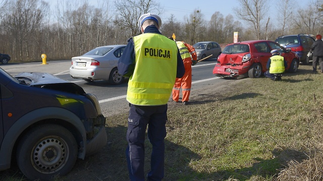 Jedna osoba została ranna w wypadku na Autostradzie Poznańskiej w Szczecinie, przy zjeździe na kąpielisko Dziewoklicz.