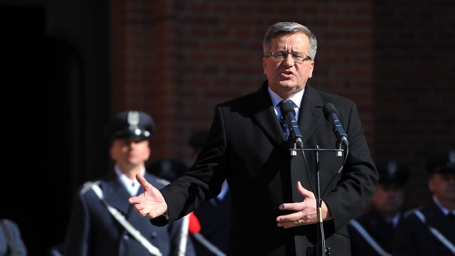Warto wspominać żołnierzy, którzy tutaj płacili daninę krwi - mówił we wtorek w Kołobrzegu prezydent Bronisław Komorowski, który wziął udział w uroczystościach z okazji 70. rocznicy walk o miasto.