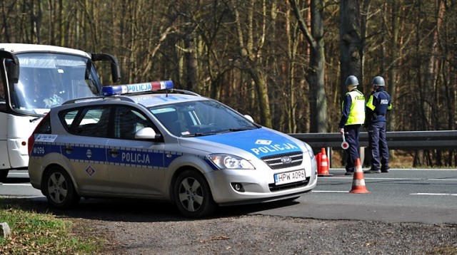 Jest akt oskarżenia po tragicznym pościgu pod Kamieniem Pomorskim. Maciej Sz. odpowie przed sądem na zarzuty zabójstwa 23-latka i narażenia życia dwóch innych osób. Adam M. - za pomoc w dokonaniu zbrodni.