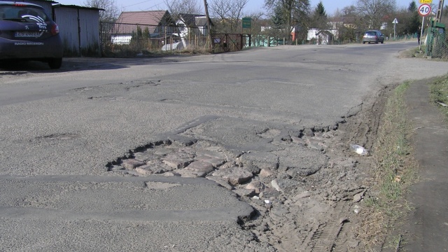 Można tutaj pogubić koła - tak mówią kierowcy jeżdżący odcinkiem ulicy Hożej między Łączną a Bogumińską w Szczecinie. Jej remont planowany jest dopiero w 2017 roku.