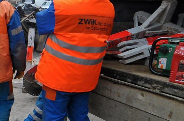 Awaria wodociągowa na ulicy Przytorze w szczecińskim Zdunowie. Autobusy komunikacji miejskiej linii 73 jadą objazdem tak jak pospieszne G.