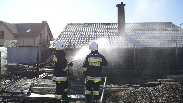 Strażacy ugasili pożar kotłowni w miejscowości Rurzyca obok Goleniowa. Budynek stoi kilka metrów od domu jednorodzinnego. Nikomu nic się nie stało.