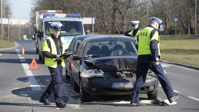 Cztery samochody zderzyły się na ulicy 26 Kwietnia w Szczecinie. Do wypadku doszło w środę ok. godz. 13.