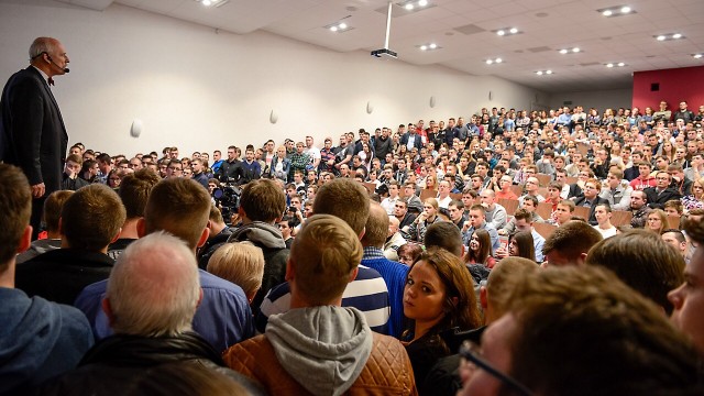 Nie zawiesił kampanii wyborczej po zamachu w Tunezji - Janusz Korwin-Mikke zabiegał o głosy w Szczecinie.