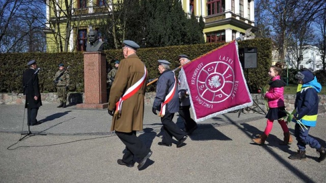 Uroczystości odbyły się w czwartek przed pomnikiem Pierwszego Marszałka Rzeczpospolitej przy placu Szarych Szeregów. W asyście warty honorowej, mieszkańcy, uczniowie, a także kombatanci i żołnierze złożyli kwiaty i zapalili znicze.