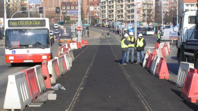 Remont szczecińskiego mostu zakończy się przed 31 marca, czyli wcześniej, niż przewidywano. Wykonawca - firma Energopol - zakończył już wymianę torowiska. Teraz trwa asfaltowanie jezdni.