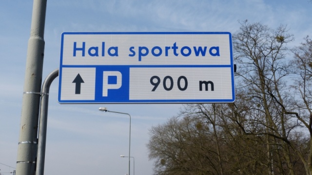 Hala sportowa albo hala widowiskowo-sportowa zamiast Arena Szczecin - tabliczki z takimi nazwami wskazują drogę do hali przy ul. Szafera w Szczecinie. Na żadnej z nich nie ma oficjalnej nazwy - Azoty Arena. Hal sportowych jest w Szczecinie kilka.