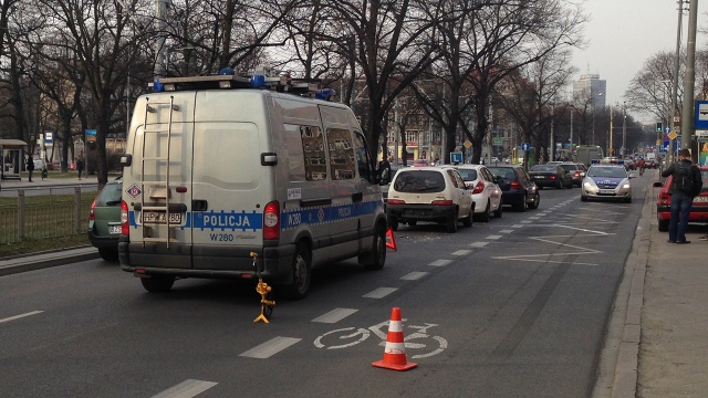 Wypadek na skrzyżowaniu alei Piastów z ulicą Łokietka w centrum Szczecina. Około godziny 16 zderzyły się tam cztery samochody.
