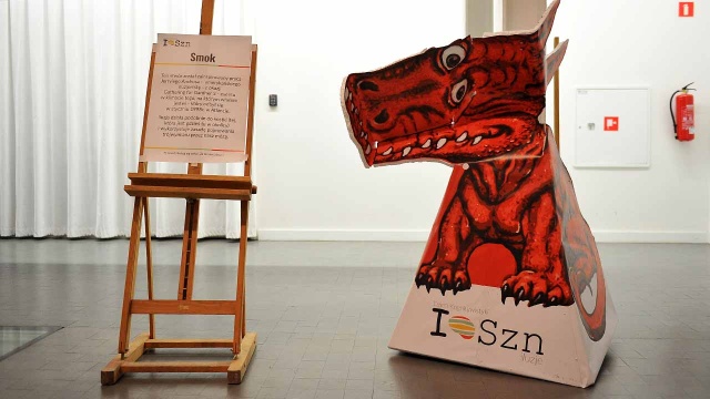 Pokój amesa, wywołujący iluzję albo smok z kartonu, który dzięki trójwymiarowej konstrukcji każdemu patrzy w oczy. Między innymi takie projekty można było zobaczyć w piątek w Trafostacji Sztuki w Szczecinie.