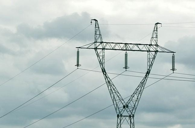 Awaria sieci i przerwa w zasilaniu na ulicy Ostrowskiej w Szczecinie. Jak informuje nas dyżurny pogotowia energetycznego, awaria będzie usunięta do godziny 20.