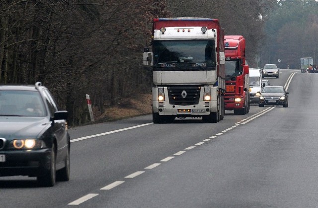 Tiry zablokują autostradę. Rząd chowa głowę w piasek