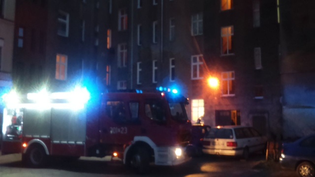 Tlący się papieros wpadł przez wywietrznik do piwnicy domu na ulicy Obrońców Stalingradu. Pojawił się dym. Mieszkańcy wezwali straż pożarną.