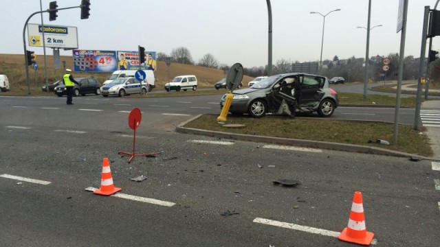 Powoli maleje korek na ulicy Floriana Krygiera w Szczecinie, czyli dawnej Autostradzie Poznańskiej. Przed godziną 8:00 we wtorek zderzyły się tam dwa samochody.