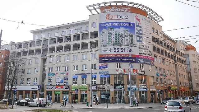 Plakat koncertu, który już się odbył, ulotka wyborcza sprzed kilku lat z wyblakłą twarzą kandydata, oklejona skrzynka energetyczna albo szmata zwisająca z balkonu mieszkania na sprzedaż. Takie reklamy wiszą w centrum Szczecina. Ich usuwanie ułatwić ma tzw. ustawa krajobrazowa, którą w piątek przyjął Sejm.