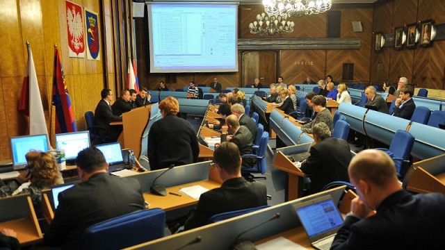 Remonty ulic czy chodników, niewielkie inwestycje na osiedlach, wszystkie zgłoszone przez kluby radnych. Na wtorkowej sesji radni przegłosowali zmieniony budżet Szczecina.