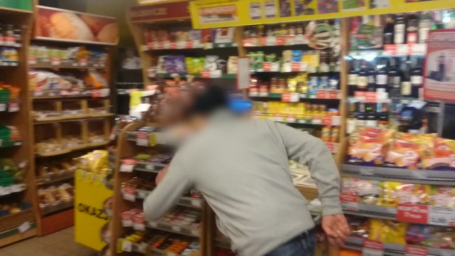 Policja szuka mężczyzny, który sterroryzował ekspedientki w sklepie Żabka przy ul. Piłsudskiego w Szczecinie. Według sprzedawczyń, mężczyzna od kilku tygodni grozi kobietom, że je zabije. Świadkiem jednego ze zdarzeń była nasza reporterka, która nagrała awanturującego się klienta.