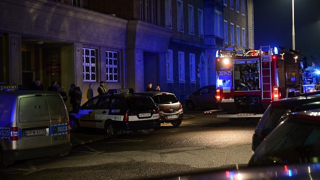 Pożar w policyjnej serwerowni. Przed godziną 18 strażacy odebrali zgłoszenie ze sztabu policji przy ulicy Piotra i Pawła w Szczecinie.