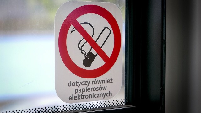 W szczecińskiej komunikacji miejskiej nie będzie można palić e-papierosów- radni podjęli taką decyzję podczas sesji Rady Miasta.