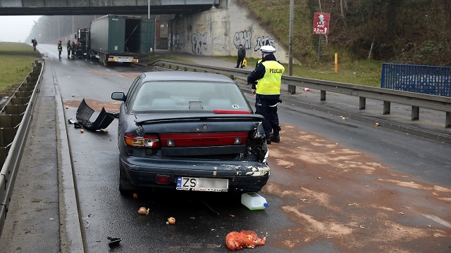 Tir i osobówka zderzyły się na ulicy Mieszka I w Szczecinie. Do kraksy doszło w czwartek przed 14. Z ciężarówki na jezdnię wyciekł olej, a w miejscu wypadku utworzył się gigantyczny korek.