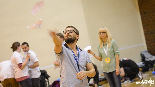 Hala PUM-u była biała od papierowych latających maszyn. Ponad 50 osób wzięło udział w kwalifikacjach do światowego finału w puszczaniu samolotów z papieru.