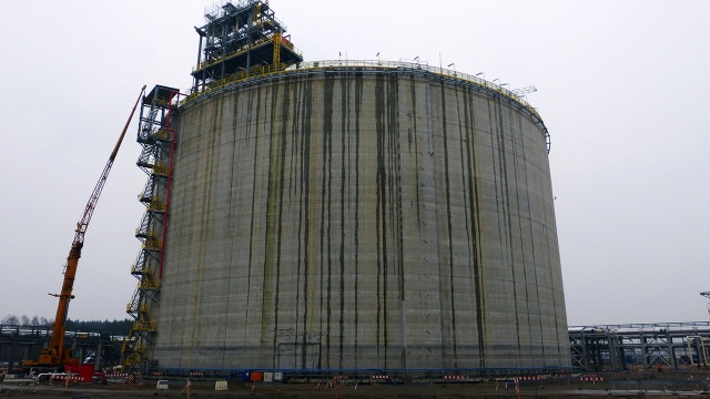 Dwa gigantyczne zbiorniki, to serce terminalu LNG. Poddawana przeciążeniom konstrukcja wyszła z testów bez szwanku.