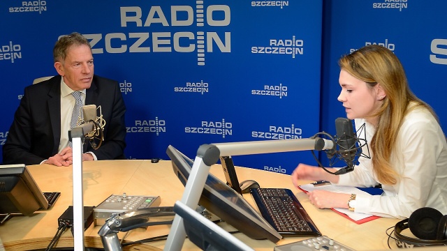 Europoseł PO prof. Dariusz Rosati zapewnił w Rozmowach pod krawatem, że zabiega o inwestycje w Zachodniopomorskiem. Jak dodał, zna problemy regionu, a w Szczecinie bywa regularnie - dotąd przyjechał tu około 10-11 razy.