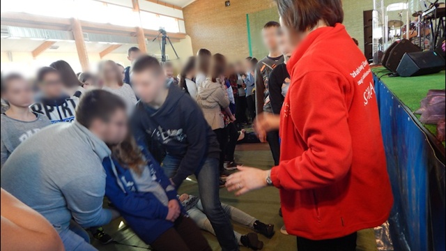 Szczecińskie Kuratorium Oświaty wszczęło kontrolę w gryfickich szkołach. Powodem są zeszłotygodniowe rekolekcje wielkopostne. Uczniowie mdleli na nich i upadali na ziemię, gdy ksiądz kładł na ich czoło ręce i odprawiał modlitwę. Miało się to dziać za sprawą Ducha Świętego.