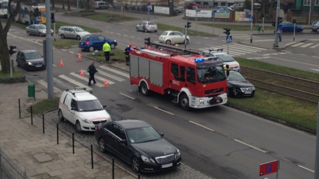 Kolizja na skrzyżowaniu alei Wojska Polskiego z ulicą Niedziałkowskiego w Szczecinie. Do zdarzenia doszło w piątek przed 12.