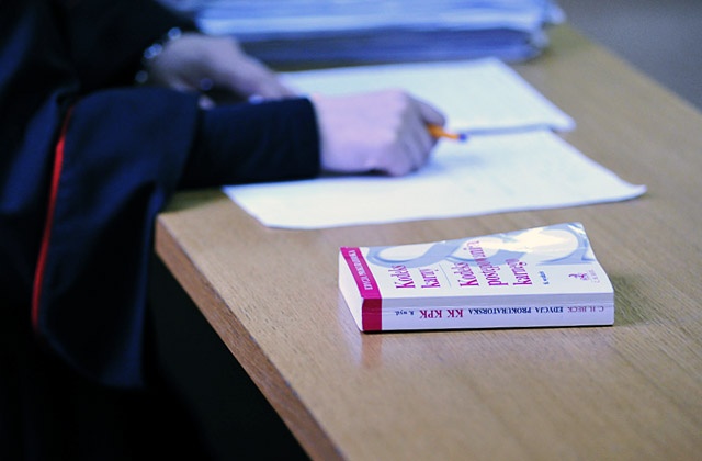 Usiłowanie zabójstwa - pod takim kątem prokuratura wszczęła śledztwo w sprawie noworodka z Lipian pod Pyrzycami. Prokurator sprawdza, czy ojciec kilkudniowej dziewczynki wyrzucił ją z okna na pierwszym piętrze. Lekarze podejrzewają u niej złamanie kości czaszki. Dziecko z obrażeniami głowy do szpitala trafiło w środę.
