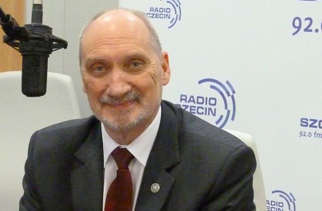 Szef parlamentarnego zespołu do spraw katastrofy smoleńskiej krytykuje ustalenia Naczelnej Prokuratury Wojskowej.