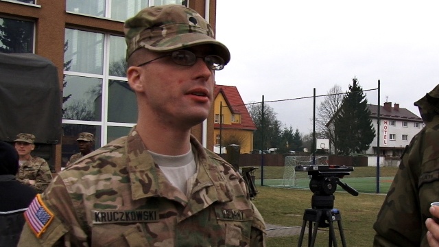 Amerykańscy żołnierze rozpoczynają ćwiczenia na poligonie drawskim. To kolejna grupa wojsk US Army, która zostanie przeszkolona w Polsce. Wśród żołnierzy, którzy przyjechali na ćwiczenia jest także Amerykanin polskiego pochodzenia, szeregowy Łukasz Kruczkowski.