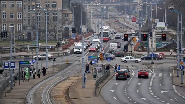 Od poniedziałku Most Długi w Szczecinie będzie otwarty dla kierowców. O godz. 6 drogowcy zaczną zdejmować barierki, które ustawiono tam na czas wymiany torowiska.
